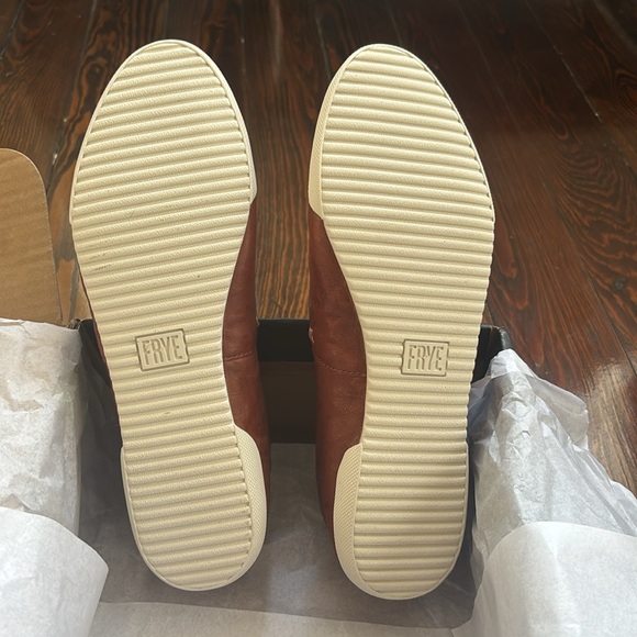 Frye Brown Leather Melanie Cognac Classic Slip-On Design NIB - Picture 3 of 5